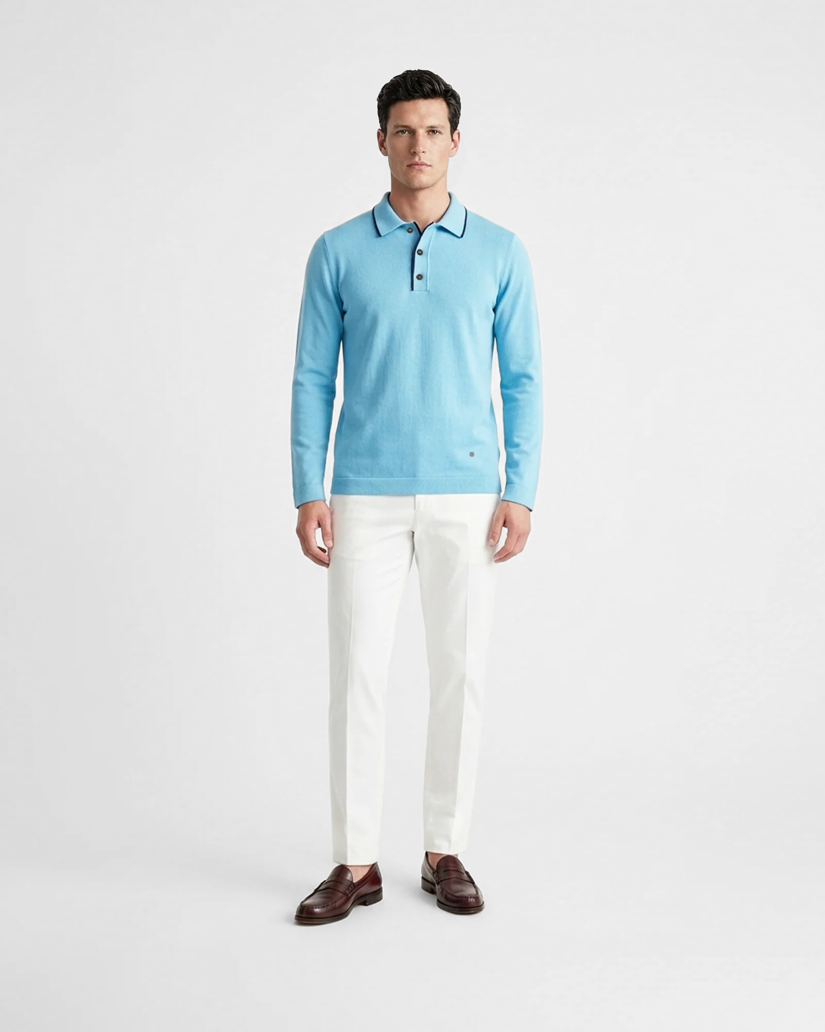 Polo maniche lunghe uomo in maglia di cotone celeste con dettagli colletto con righe blu indossata su sfondo bianco