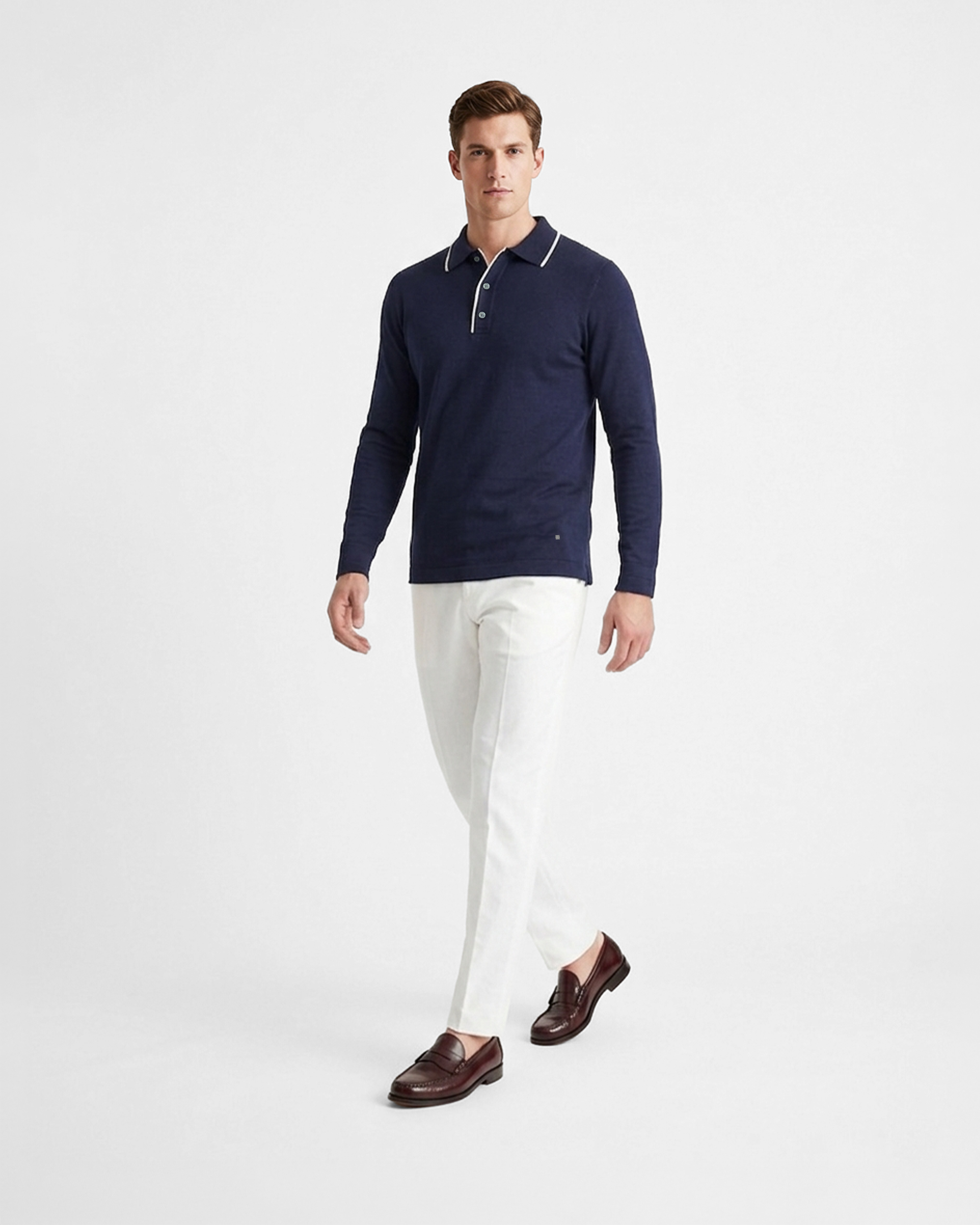 Polo maniche lunghe uomo in maglia di cotone blu con dettagli colletto con righe bianche indossata su sfondo bianco