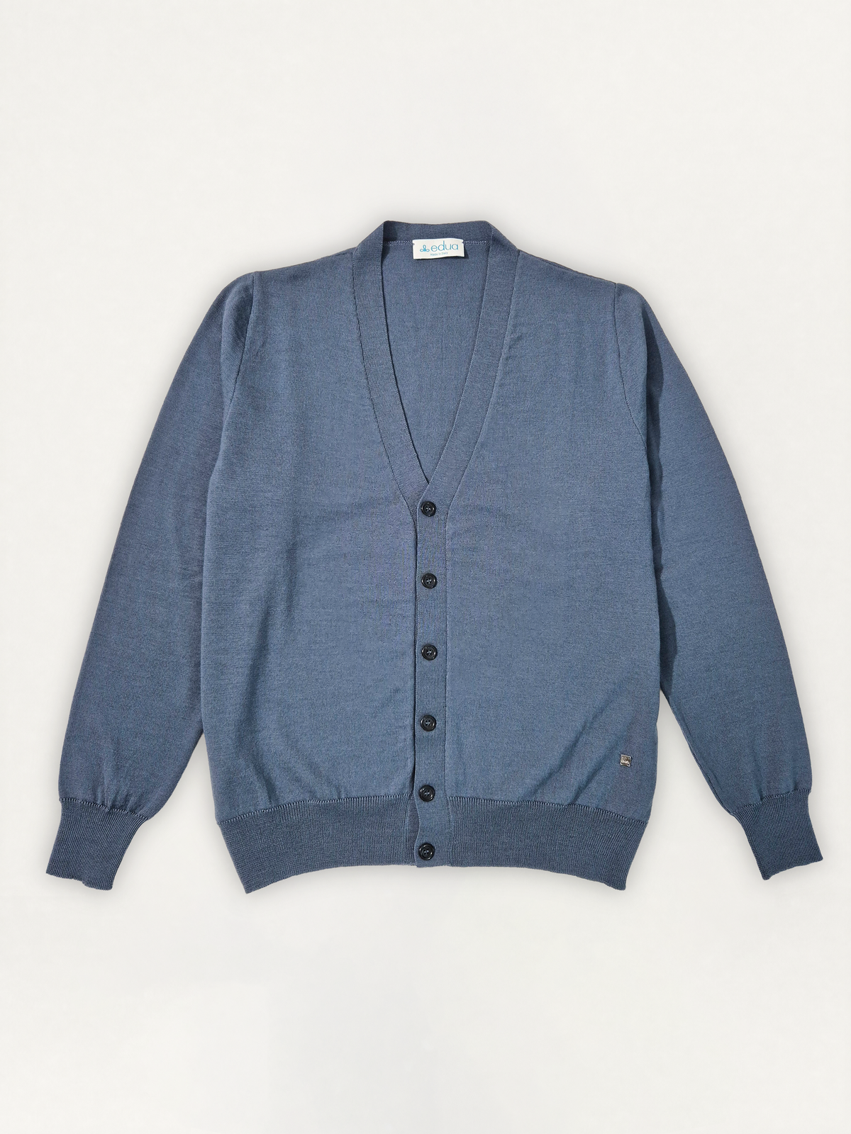 Cardigan Uomo in 100% lana merino colore aviatore su sfondo bianco