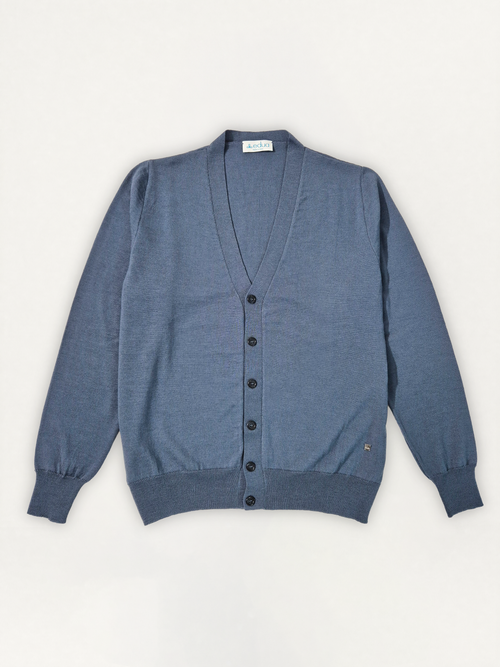Cardigan Uomo in 100% lana merino colore aviatore su sfondo bianco