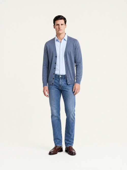Cardigan Uomo in 100% lana merino colore aviatore indossato