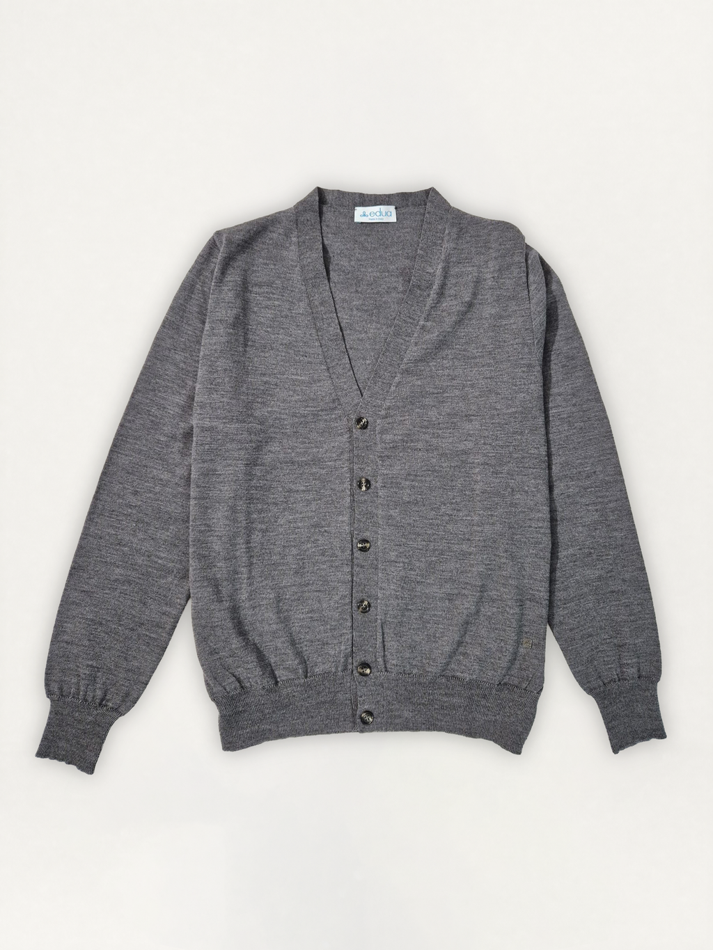 Cardigan Uomo in 100% lana merino colore grigio melange su sfondo bianco