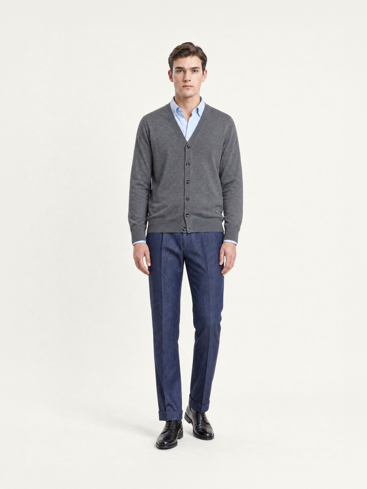 Cardigan Uomo in 100% lana merino colore grigio melange indossato