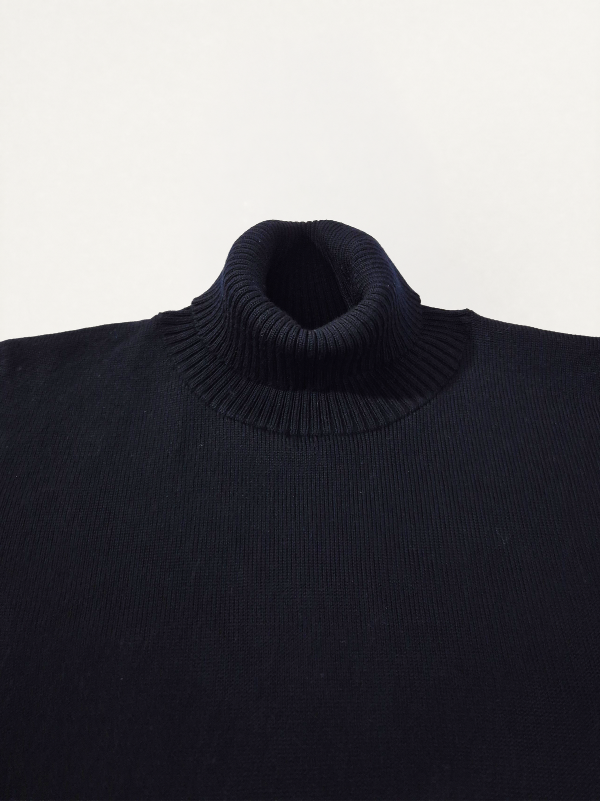 Dettaglio del collo del maglione donna modello scatolina a collo alto in lana merino colore blu