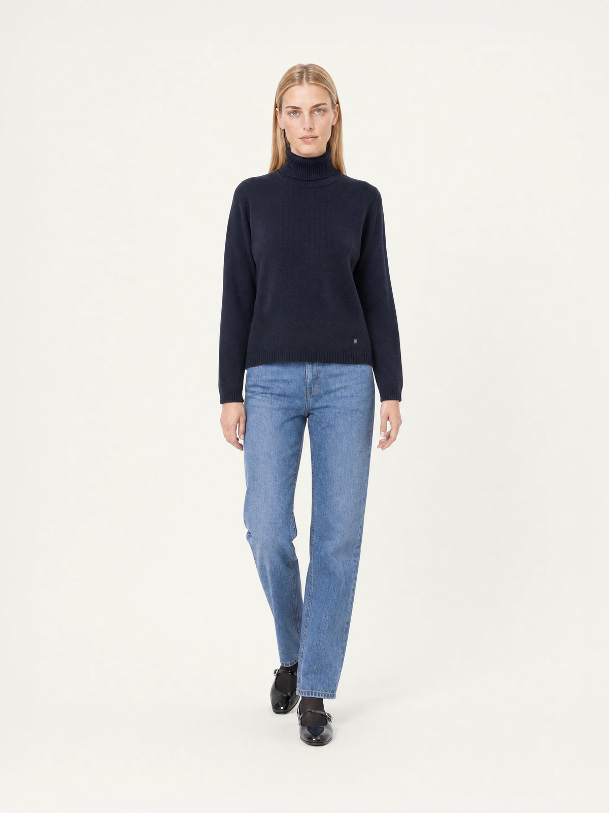 Scatolina Collo Alto Donna in 100% lana merino colore blu indossata