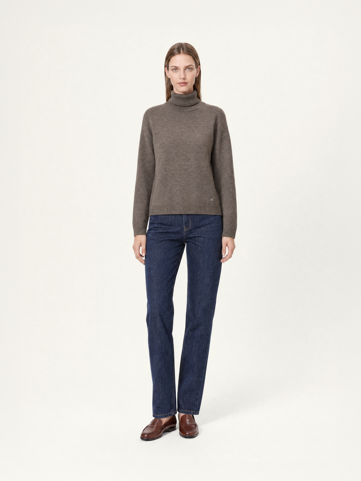 Scatolina Collo Alto Donna in 100% lana merino colore marrone indossata