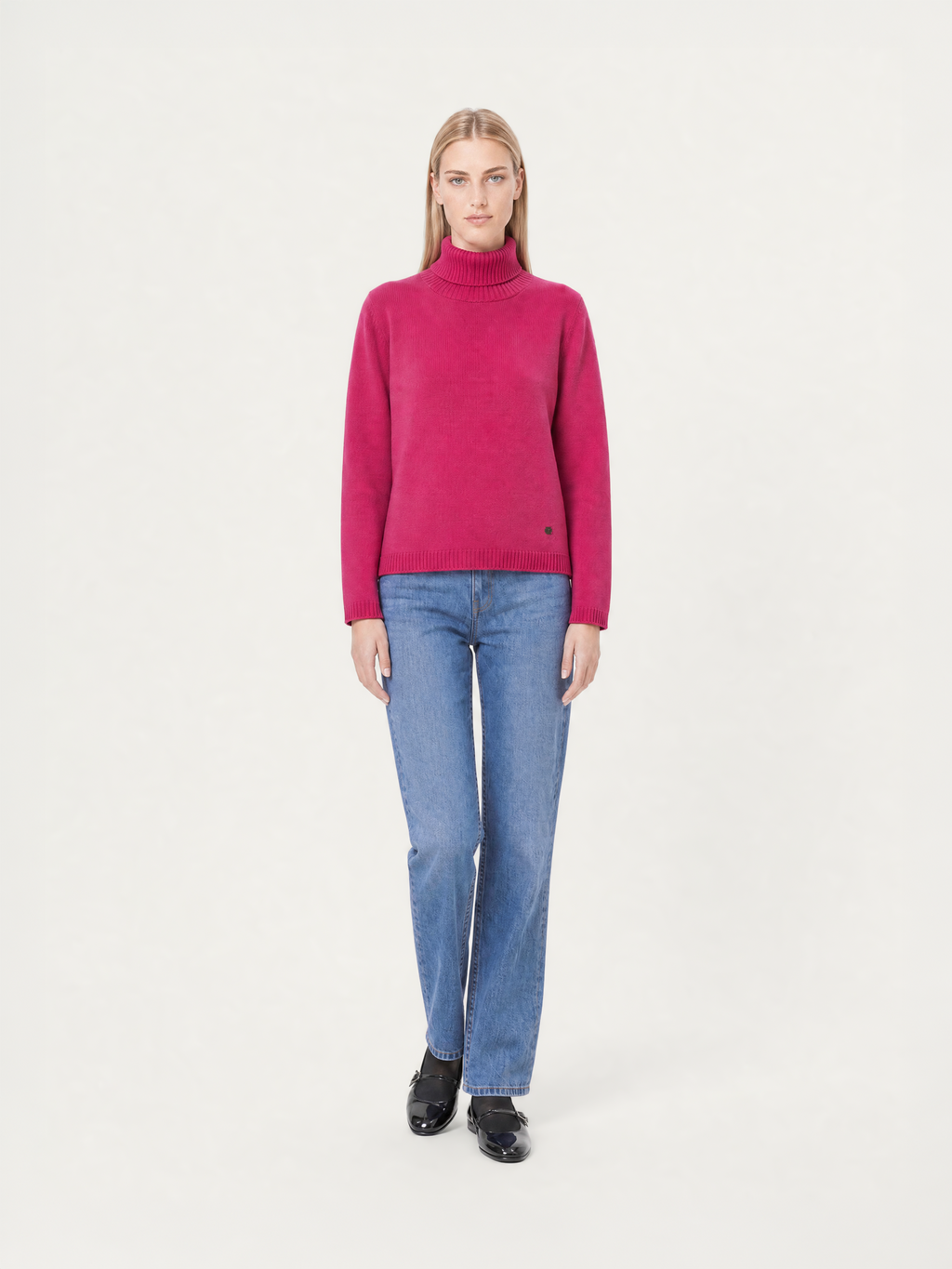 Scatolina Collo Alto Donna in 100% lana merino colore fucsia indossata