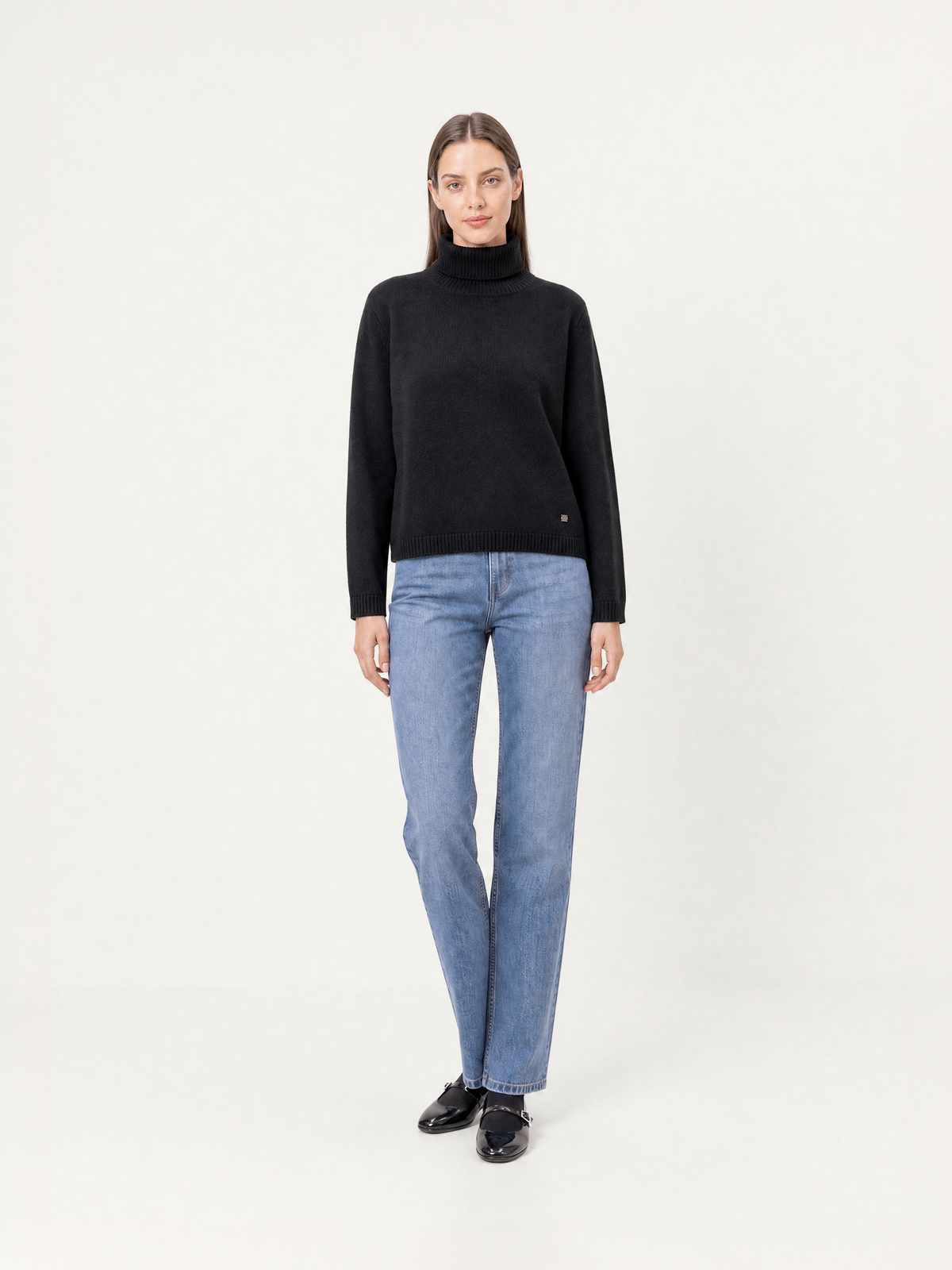 Scatolina Collo Alto Donna in 100% lana merino colore nero indossata