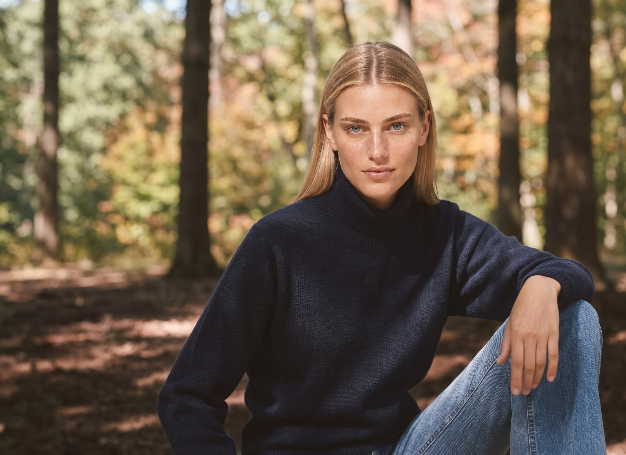Donna con dolcevita in lana merino blu navy Edua made in Italy
