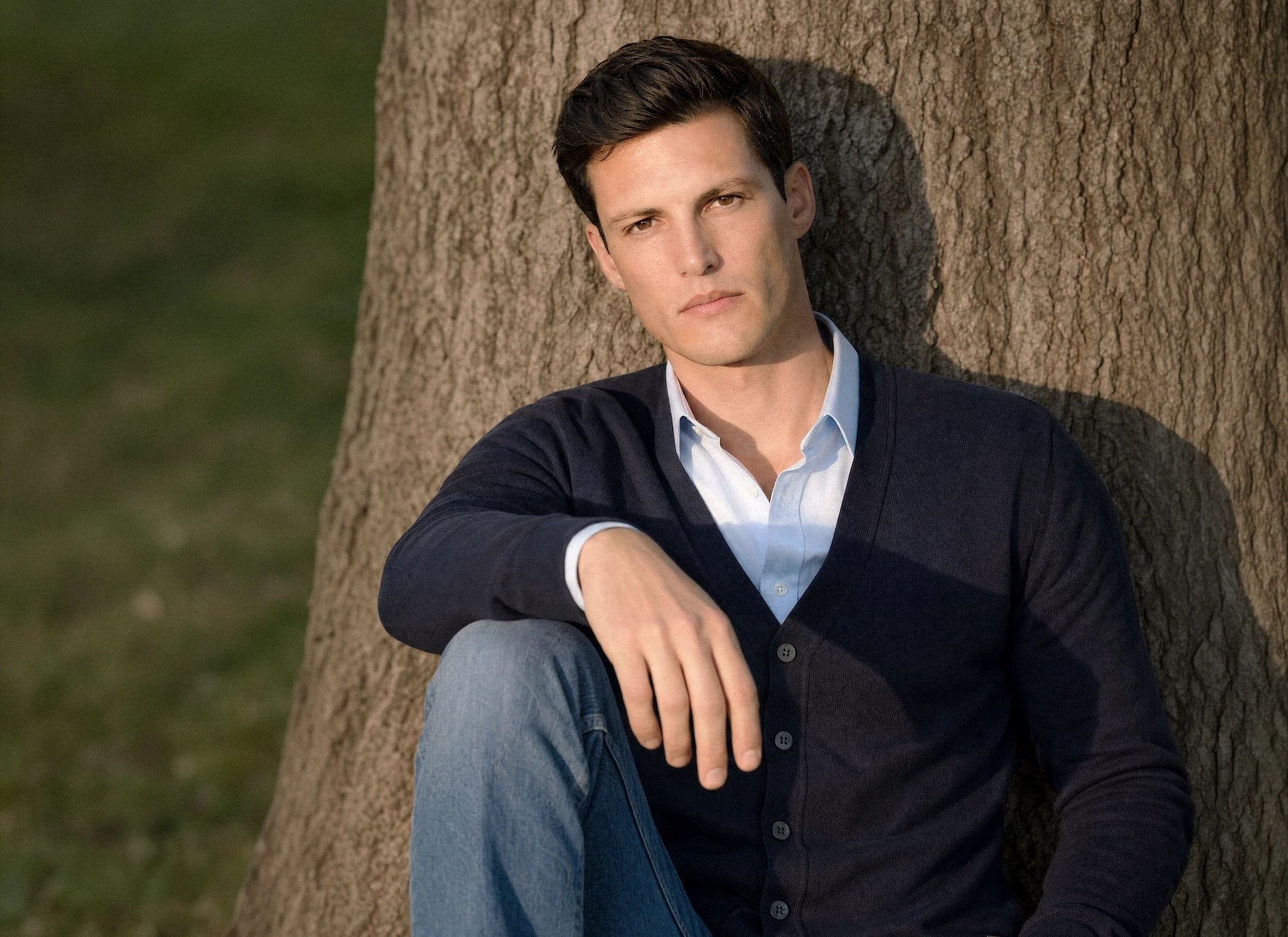 Uomo con cardigan in lana merino blu Edua made in Italy