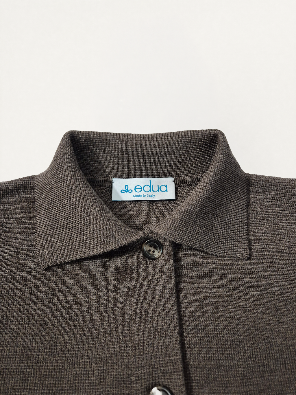Dettaglio del collo della giacca in maglia donna in lana merino colore marrone