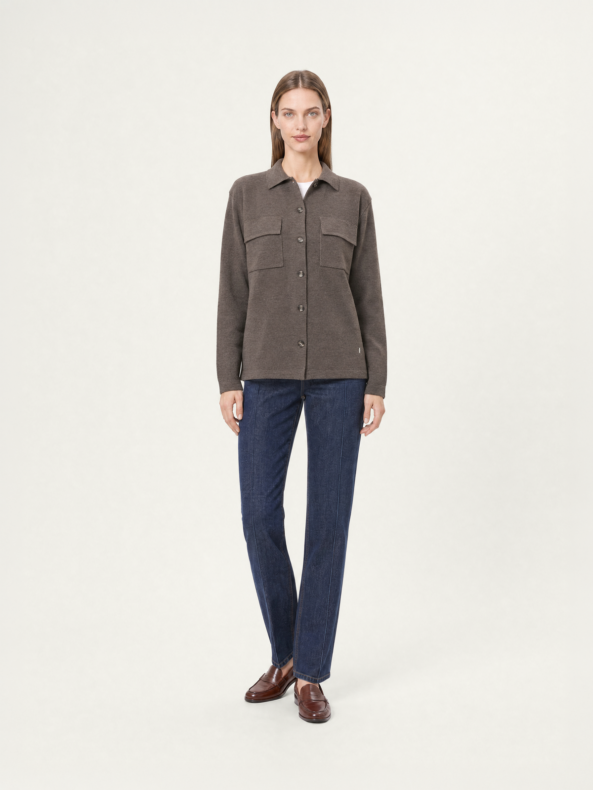 Giacca in Maglia Donna in 100% lana merino colore marrone indossata