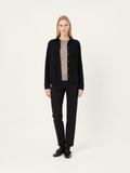 Giacca in Maglia Donna in 100% lana merino colore nero indossata
