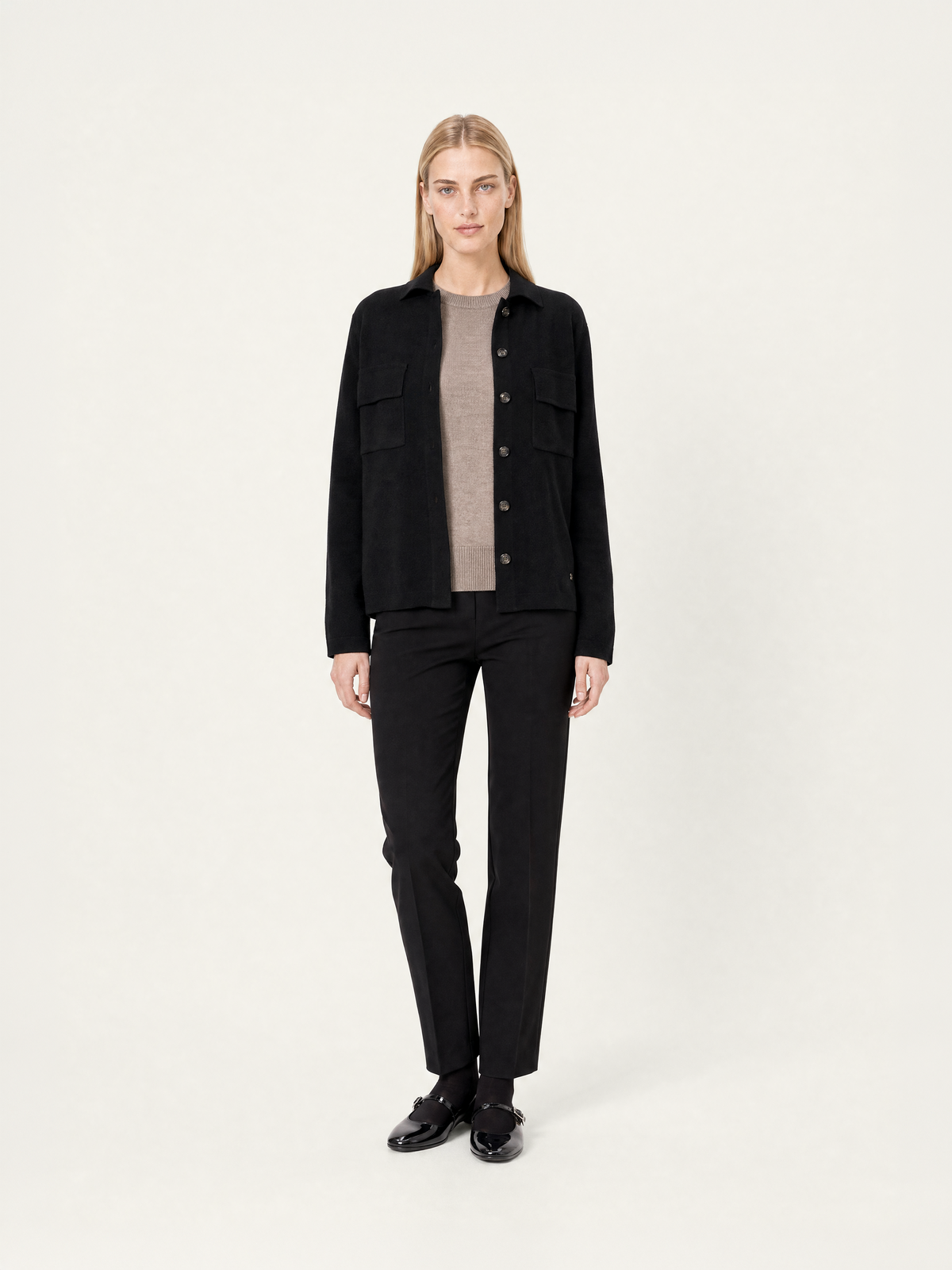 Giacca in Maglia Donna in 100% lana merino colore nero indossata