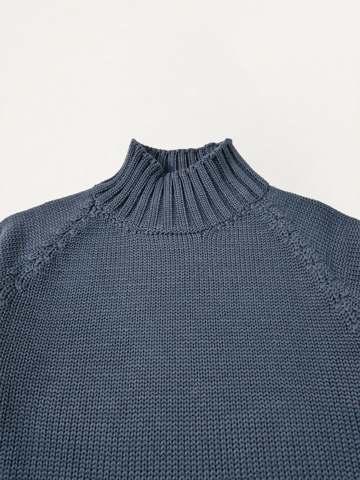 Dettaglio del collo alto del dolcevita donna in lana merino colore aviatore