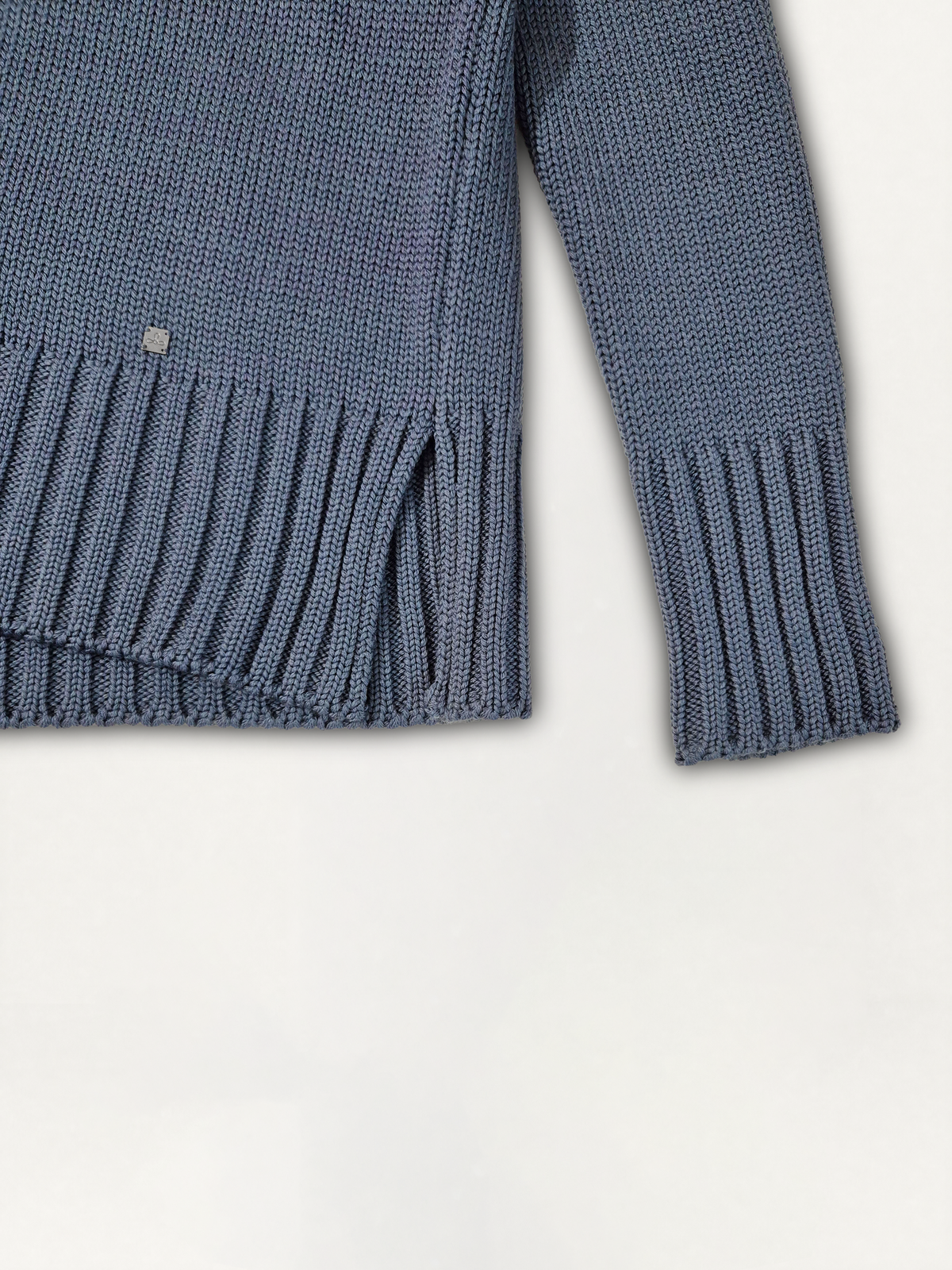 Dettaglio della manica e del logo Edua del dolcevita donna in lana merino colore aviatore