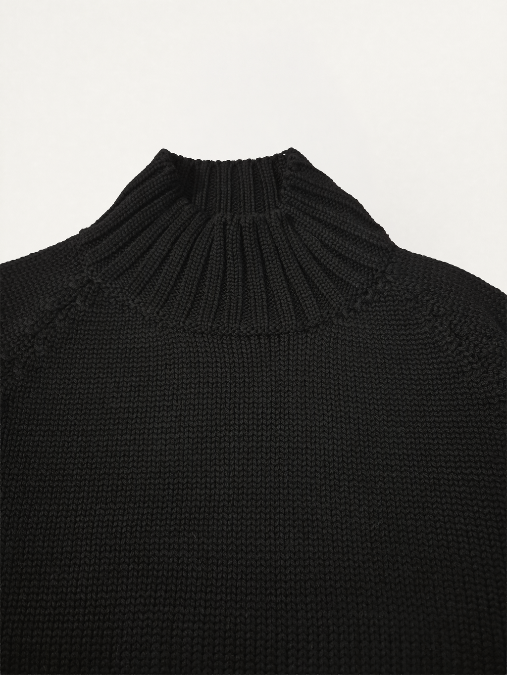 Dettaglio del collo alto del dolcevita donna in lana merino colore nero