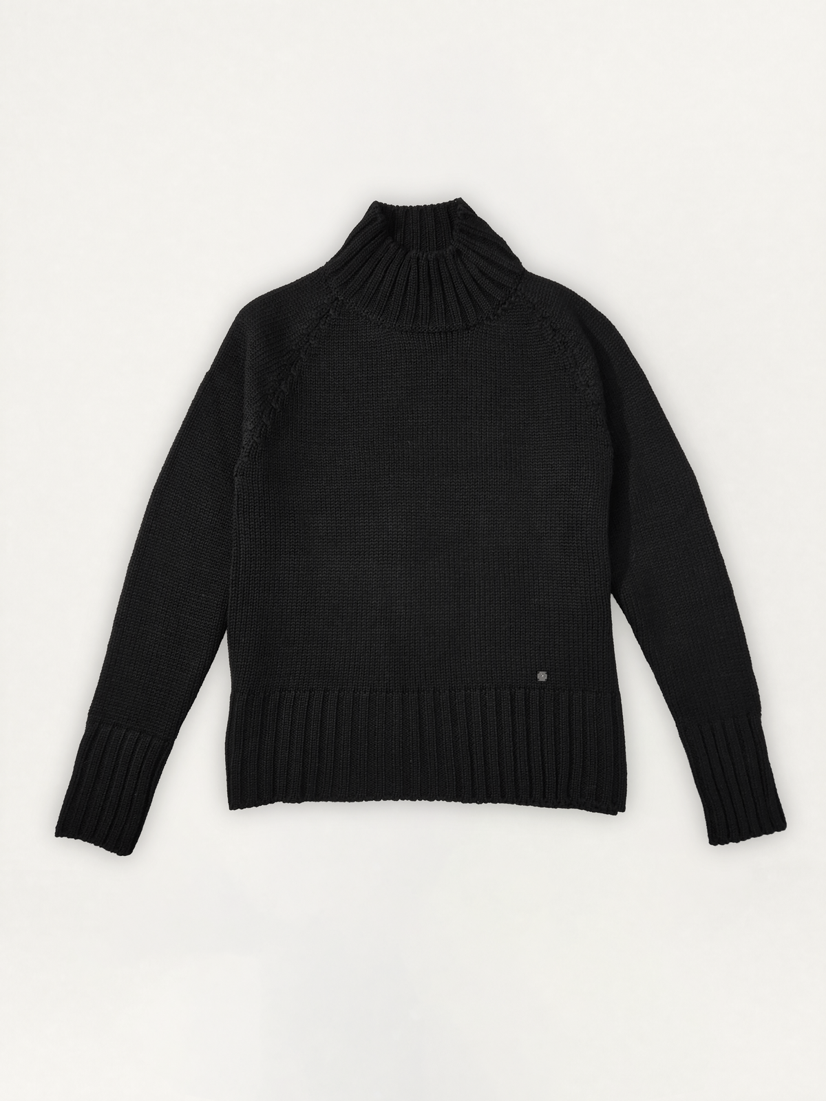 Dolcevita Donna in 100% lana merino colore nero su sfondo bianco