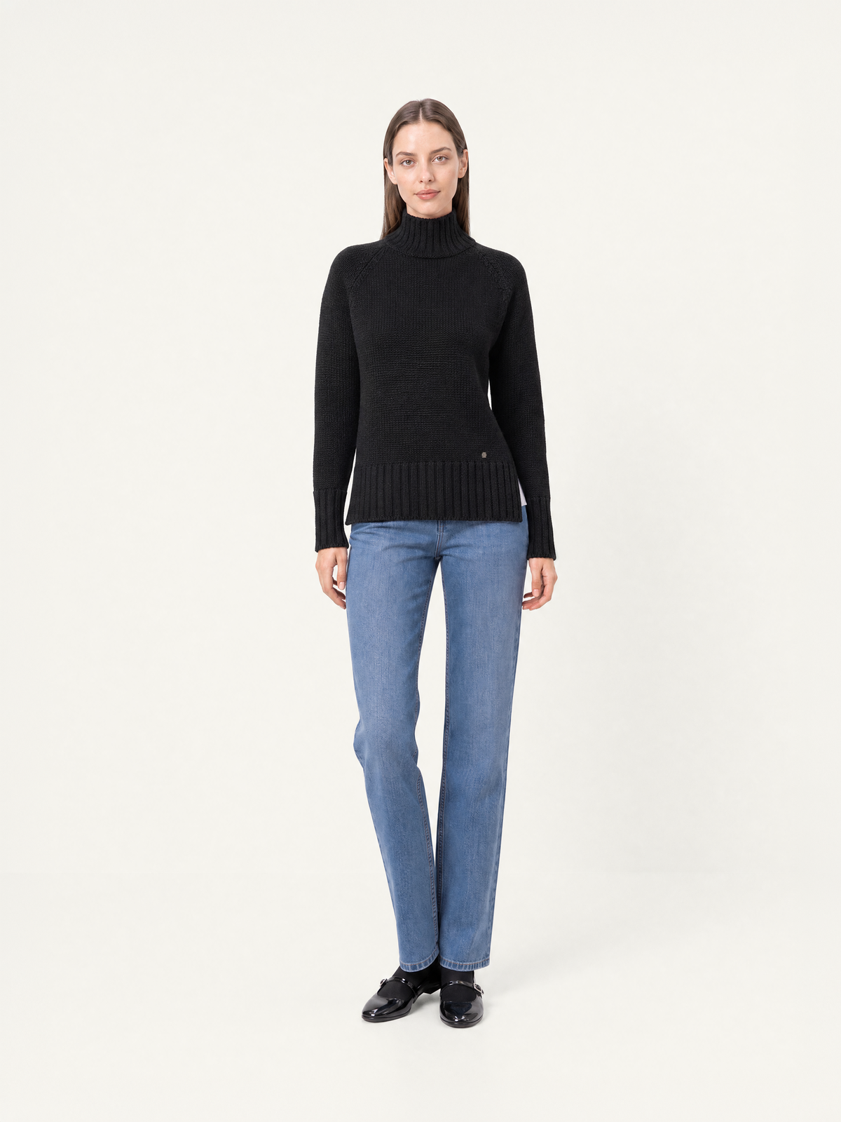 Dolcevita Donna in 100% lana merino colore nero indossato