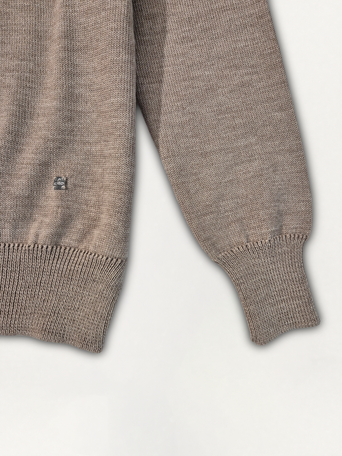 Dettaglio della manica e del logo Edua del maglione girocollo donna in lana merino colore corda