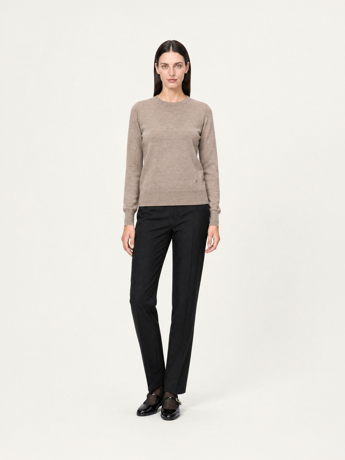 Maglione Girocollo Donna in 100% lana merino colore corda indossato
