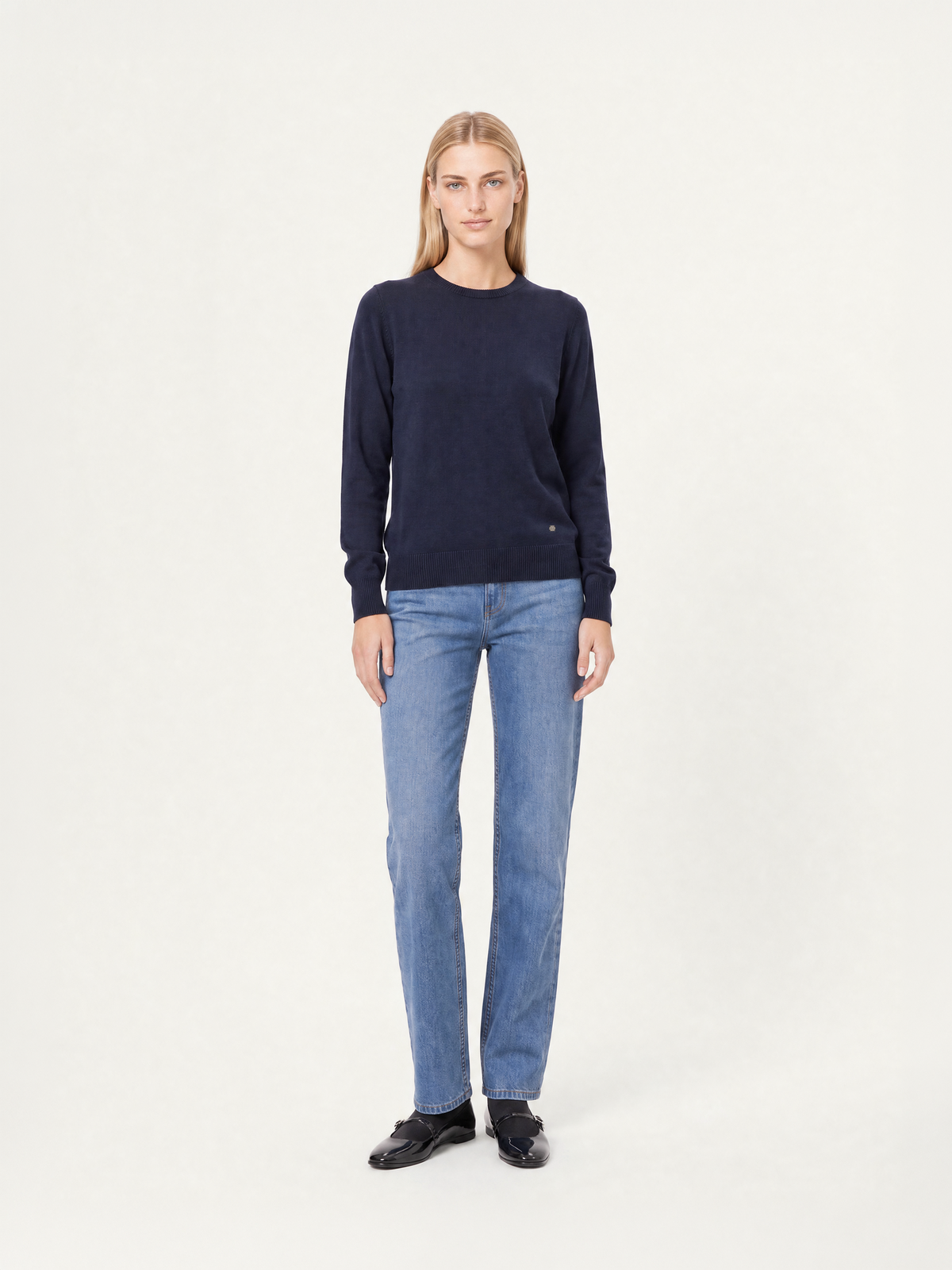 Maglione Girocollo Donna in 100% lana merino colore blu indossato