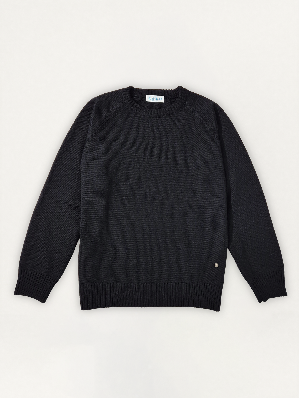 Maglione Girocollo Uomo in 100% lana merino colore nero su sfondo bianco