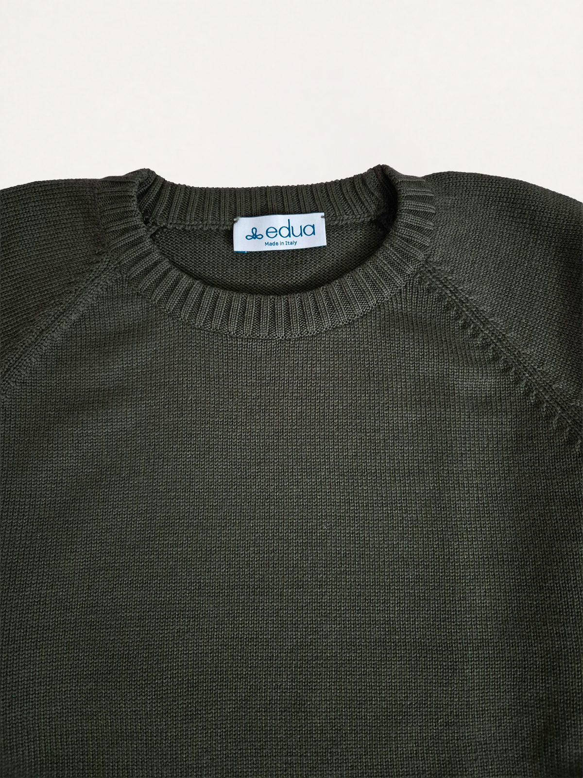 Dettaglio del girocollo del maglione uomo in lana merino colore verde militare