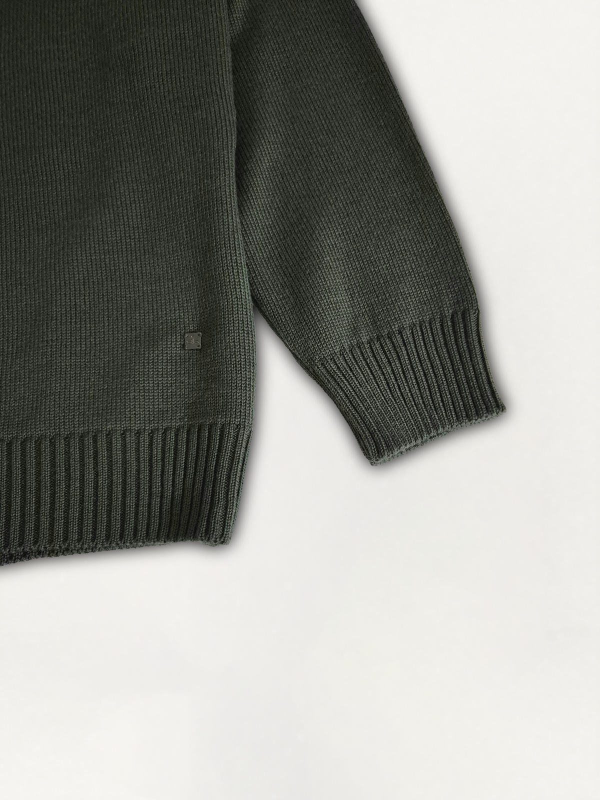 Dettaglio della manica raglan e del logo Edua del maglione girocollo uomo in lana merino colore verde militare
