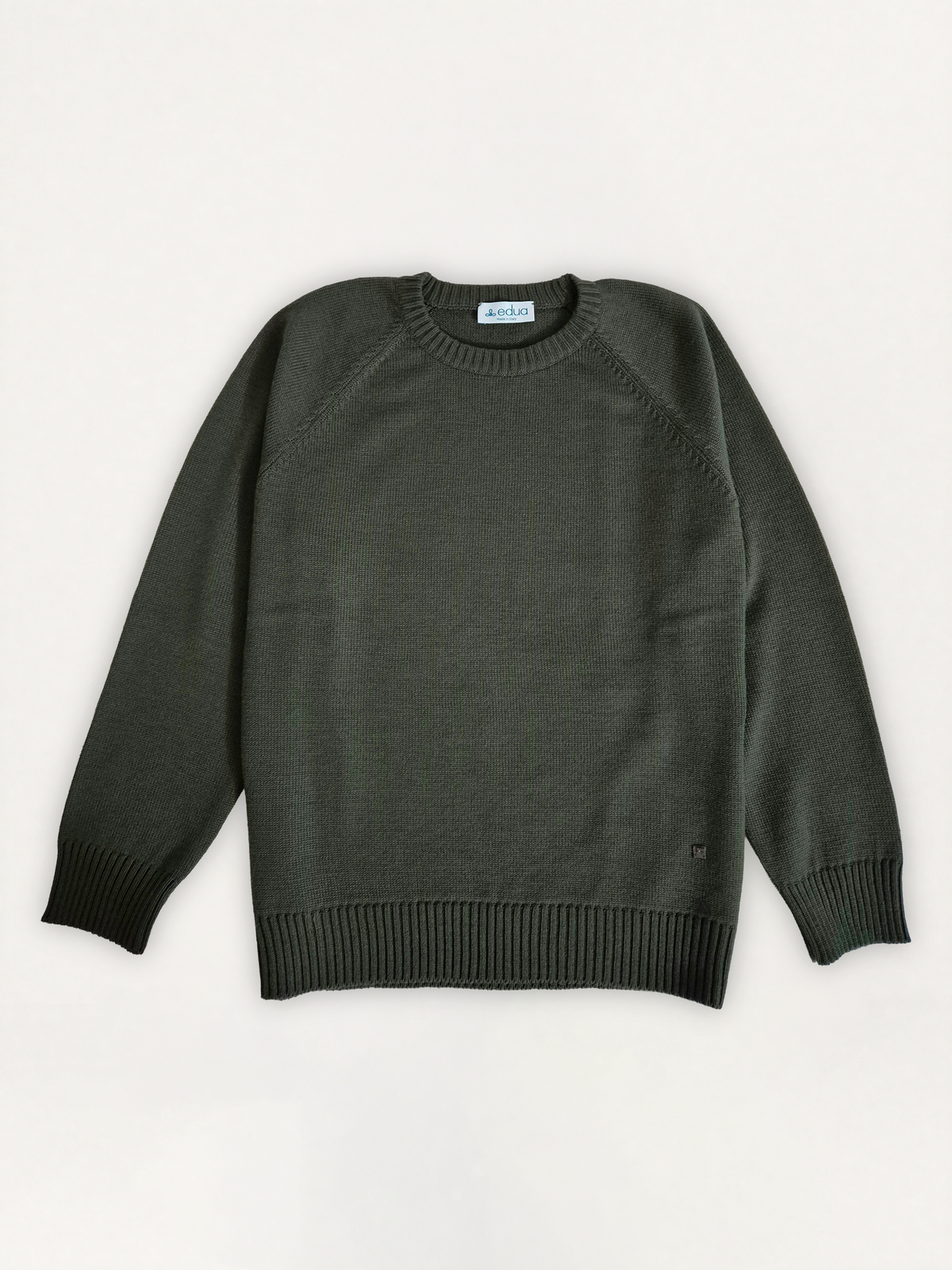 Maglione Girocollo Uomo in 100% lana merino colore verde militare su sfondo bianco