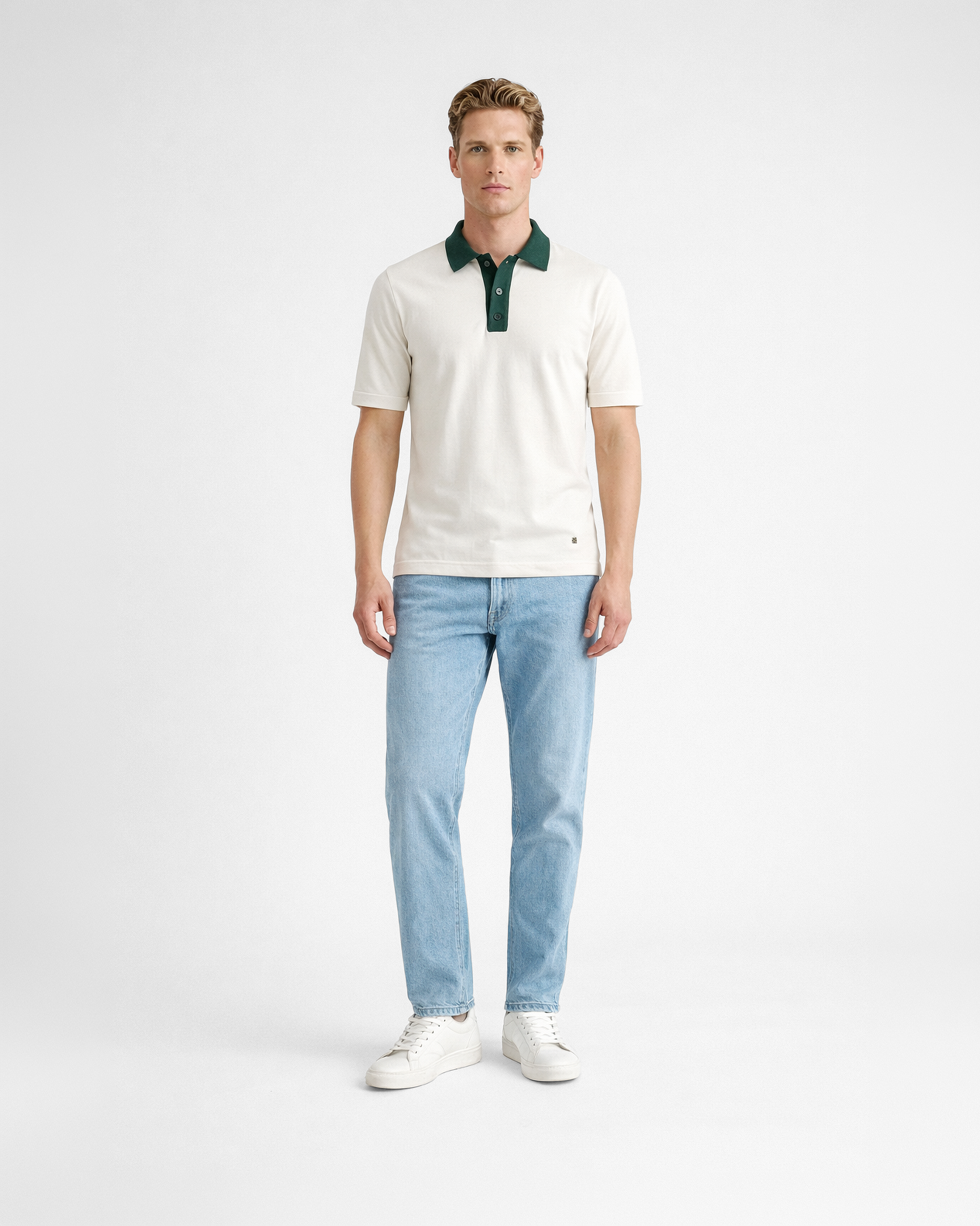 Polo uomo in maglia di cotone écru con colletto verde indossata su sfondo bianco
