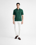 Polo uomo in maglia di cotone verde con dettagli colletto con righe bianche indossata su sfondo bianco