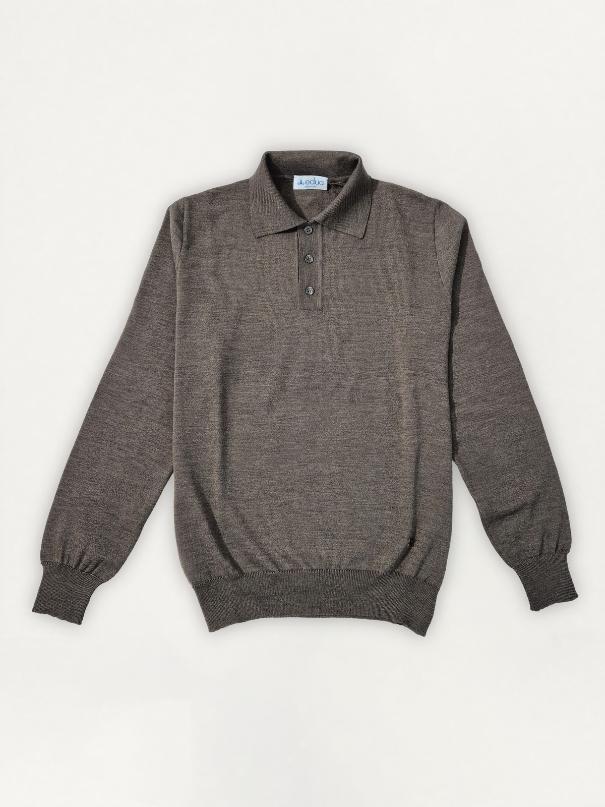 Polo Uomo Manica Lunga in 100% lana merino colore marrone su sfondo bianco