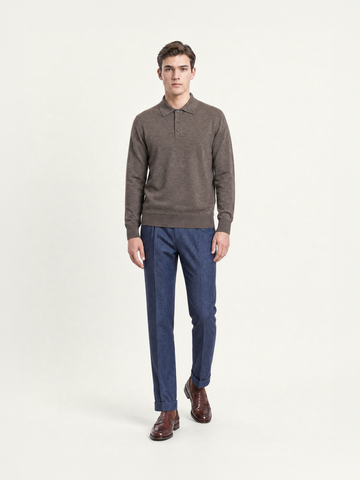 Polo Uomo Manica Lunga in 100% lana merino colore marrone indossata