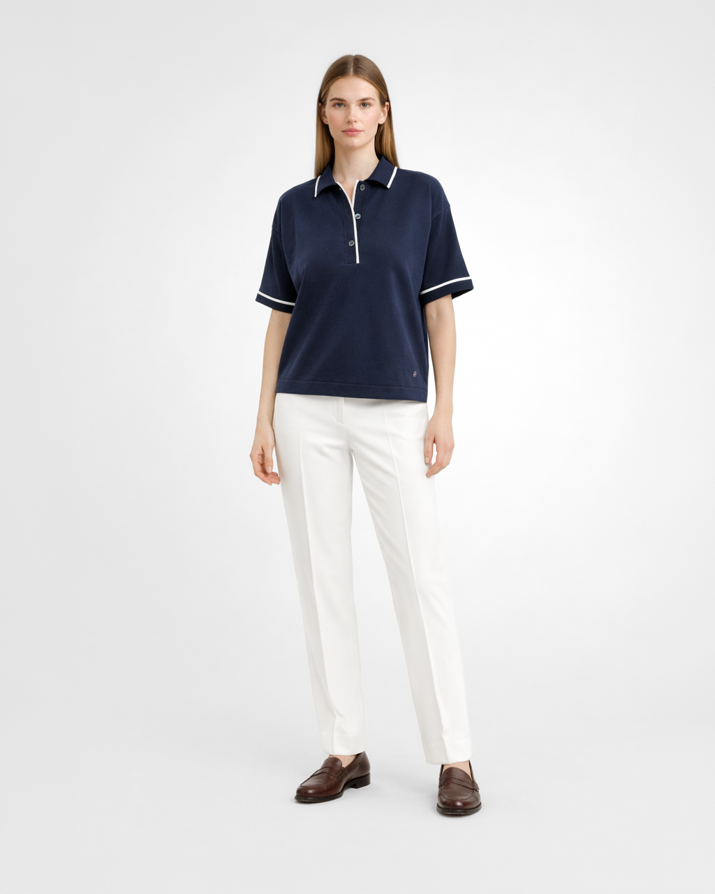 Polo donna over in maglia di cotone blu con colletto con bordini bianchi indossata su sfondo bianco