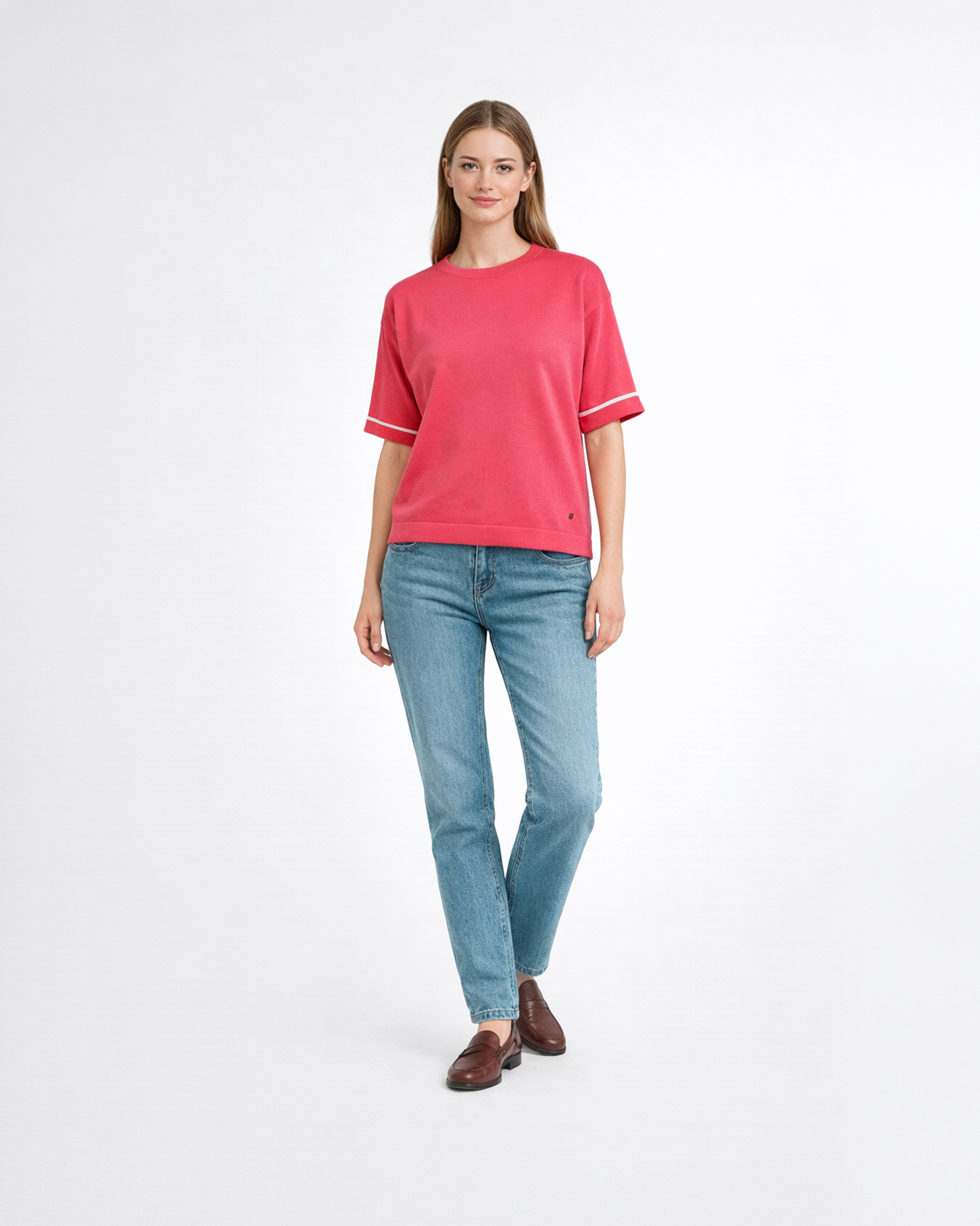 Maglia donna in maglia di cotone rosa corallo con girocollo e profili bianchi sulle maniche indossata su sfondo bianco