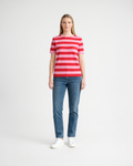 Maglia donna in cotone con girocollo e righe rosse e rosa indossata su sfondo bianco