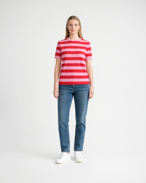 Maglia donna in cotone con girocollo e righe rosse e rosa indossata su sfondo bianco