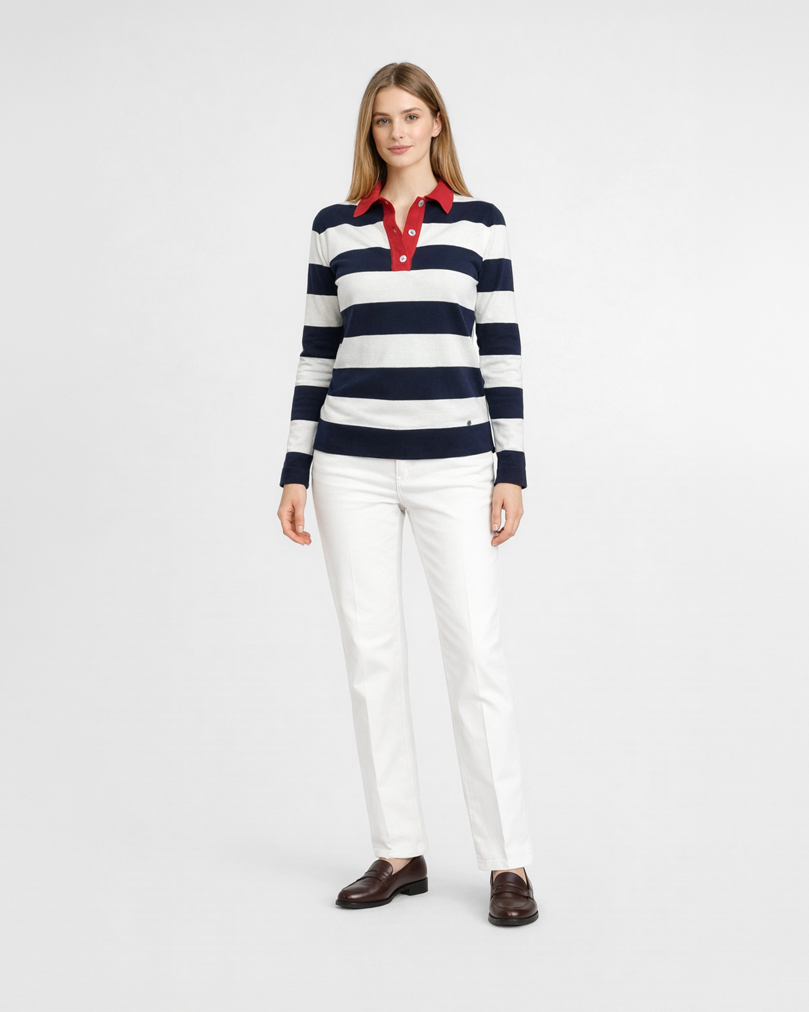 Polo donna a maniche lunghe in maglia di cotone a righe blu e bianche con colletto rosso indossata su sfondo bianco