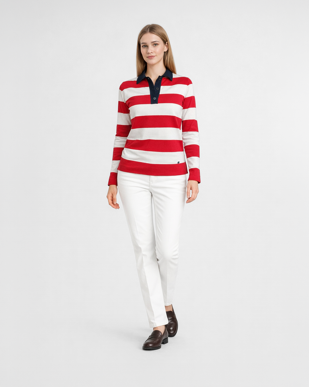 Polo donna a maniche lunghe in maglia di cotone a righe rosse e bianche con colletto blu indossata su sfondo bianco